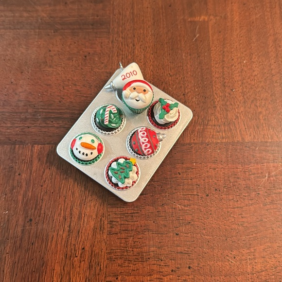 Hallmark Ornament Cupcakes Season's Treating Series 2010 2nd in Series - Picture 7 of 9